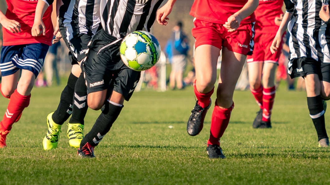 Kinderen aan het voetballen