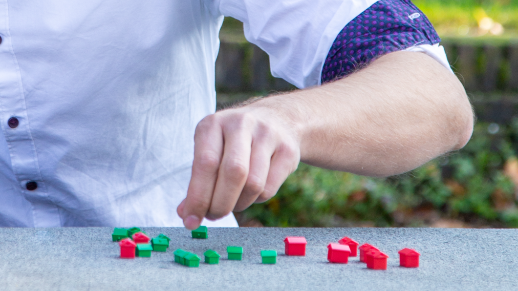 Monopoly huisjes worden neergezet