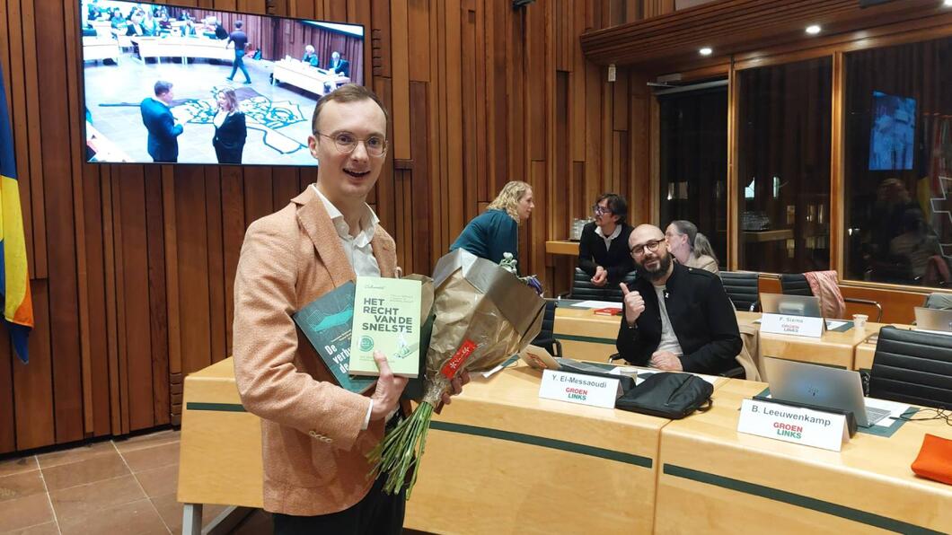 Harmen Niemeijer bij de installatie in de raadszaal. Op de achtergrond verschillende raadsleden waaronder Youssef El-Messaoudi die een thums-up geeft.