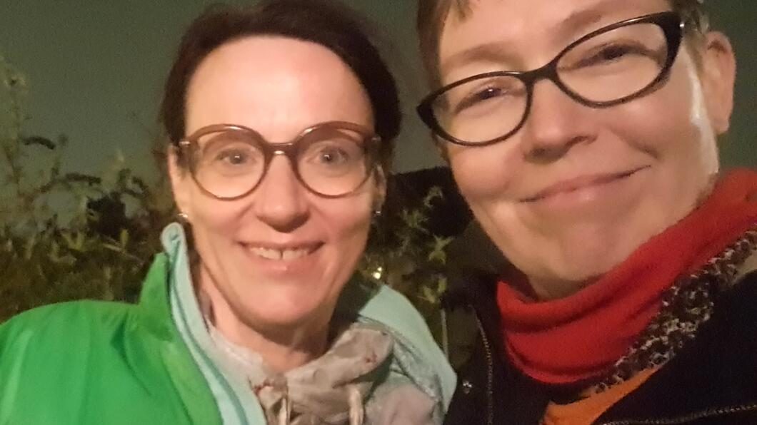 Twee glimlachende vrouwen, een met GroenLinks jasje