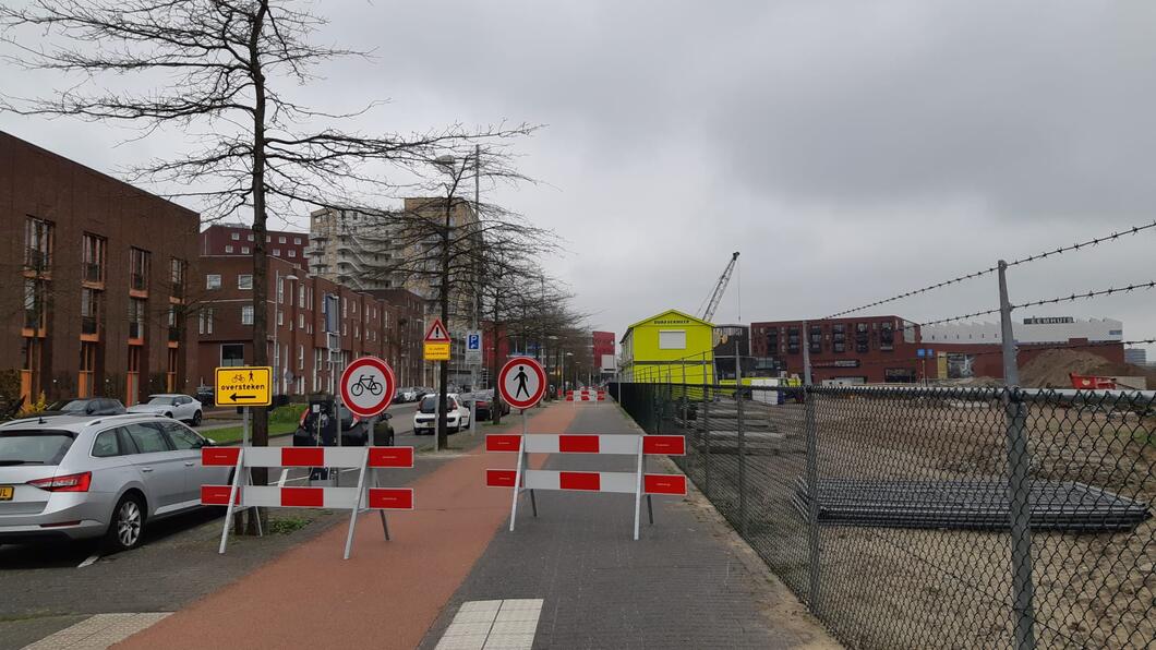 Voetgangers en fietsers moeten oversteken op de Piet Mondriaanlaan