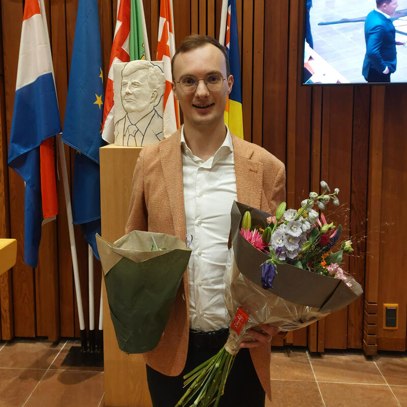 Harmen met bossen bloemen