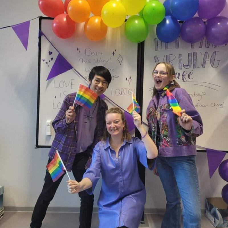 Raadslid Freya met 2 leerlingen van het JvO