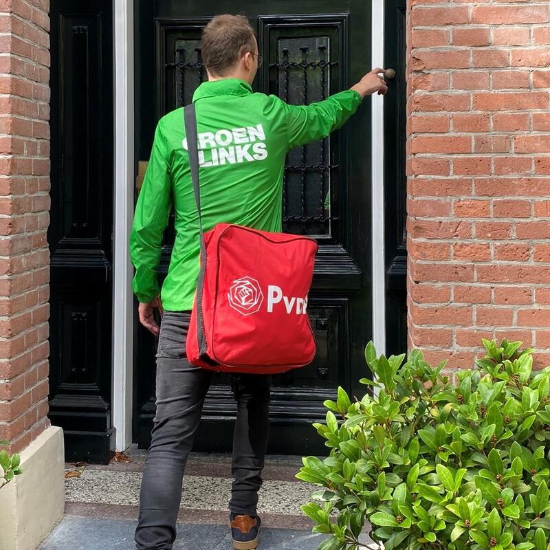 Jongemand met GroenLinks jas en PvdA tas aan de deur. 