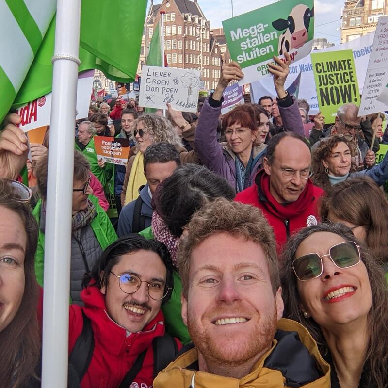 Verschillende leden op een mars in de kleuren rood en groen