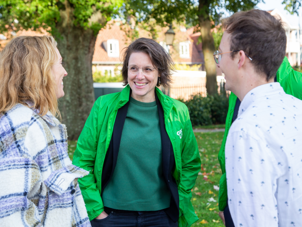 Esther,  Astrid en Harmen in gesprek met elkaar