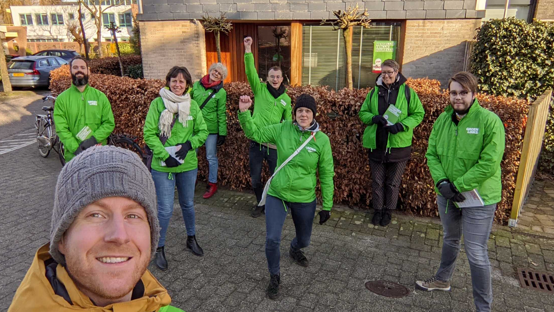 Verschillende GroenLinksers in het groen klaar voor een actie