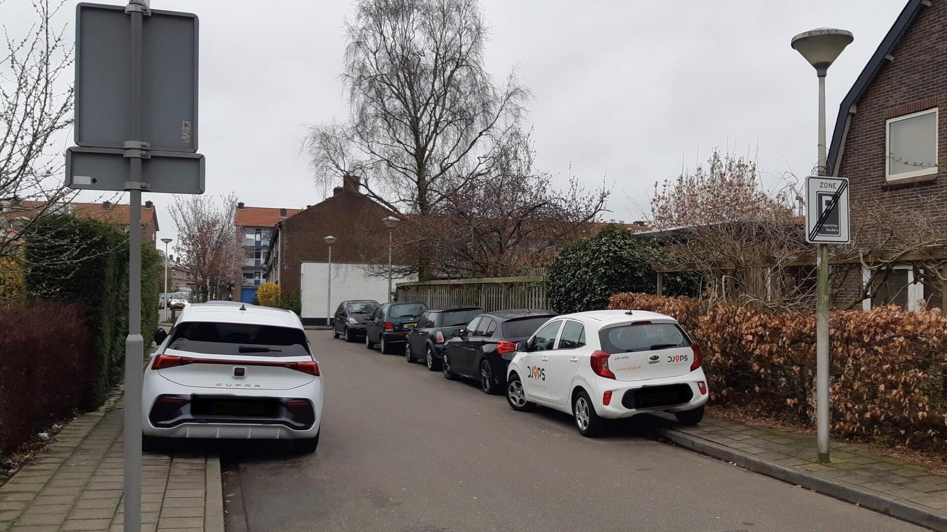 Geparkeerde auto's op de stoeprand