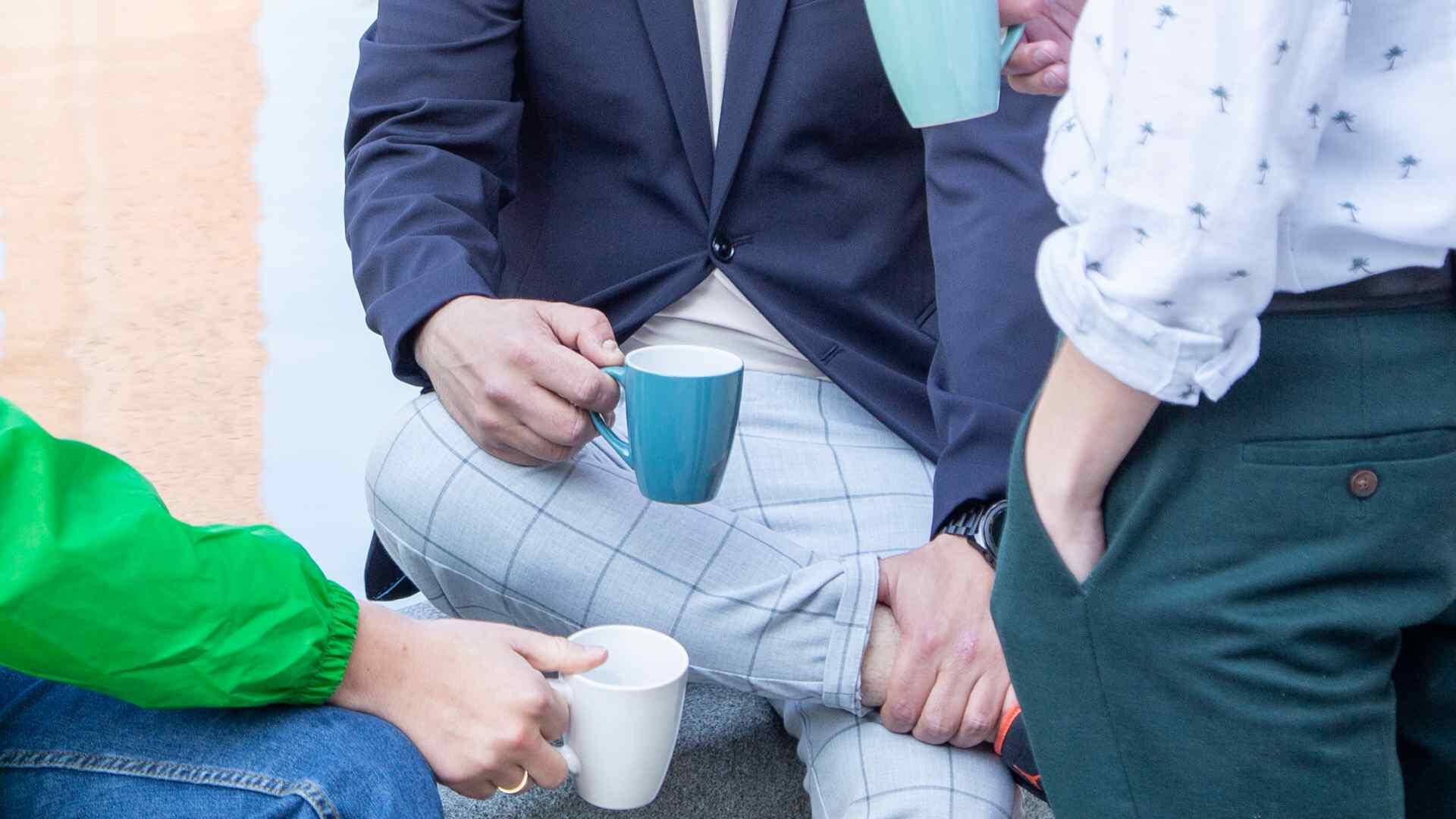 drie koffie drinkende personen