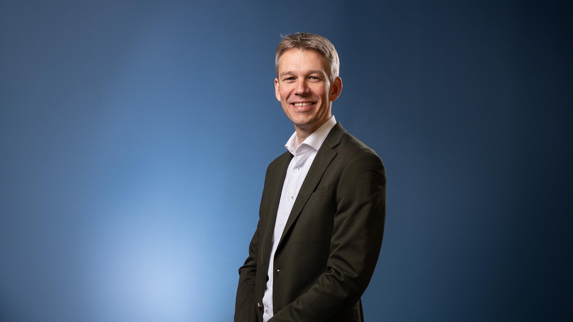 Jeroen Bulthuis staand 3