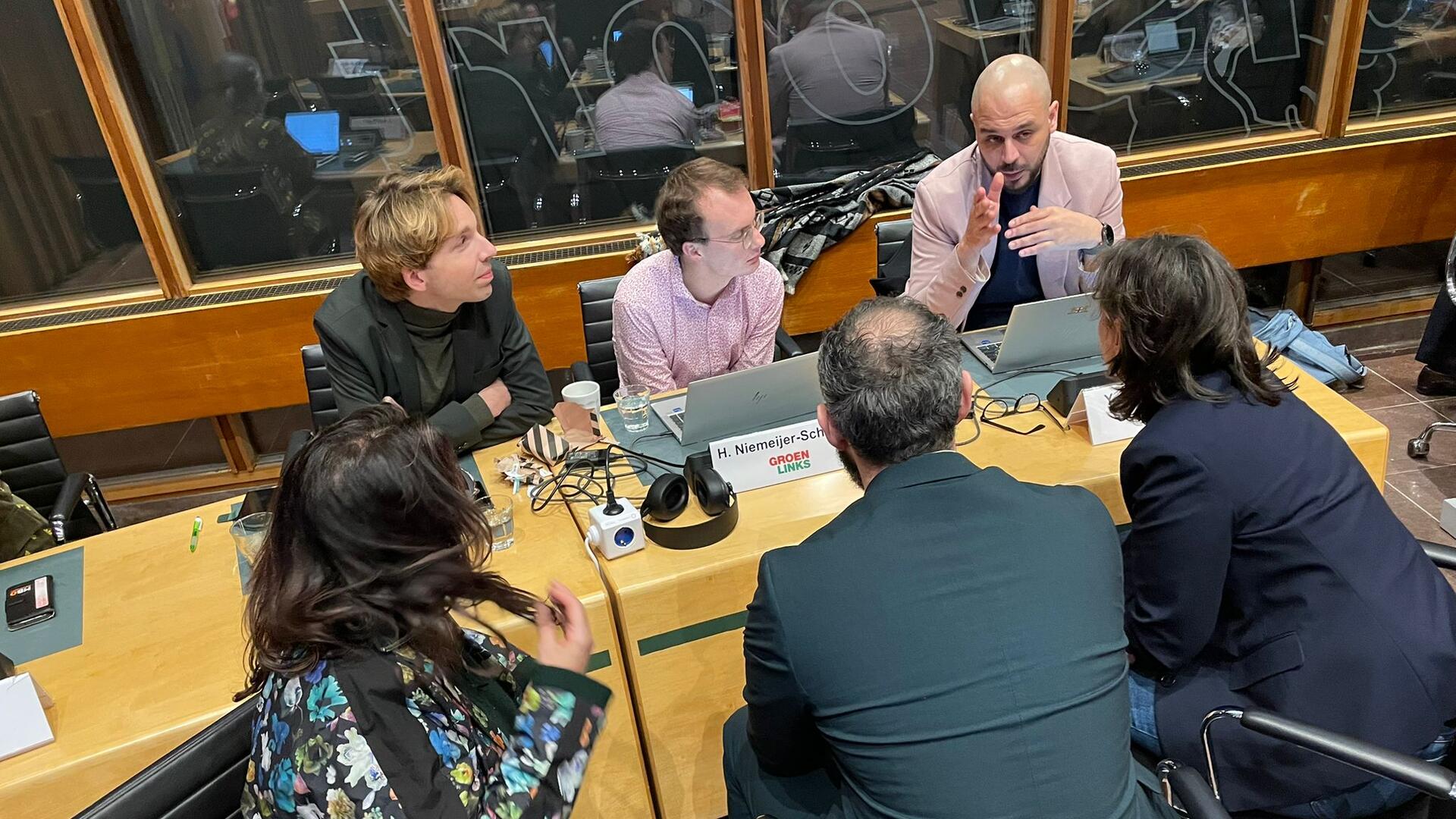 Fractie GroenLinks in overleg tijdens raadsvergadering (2)