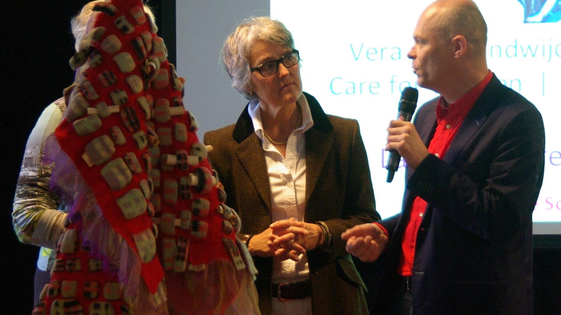 Cees van Eijk neemt Wensdoek in ontvangst