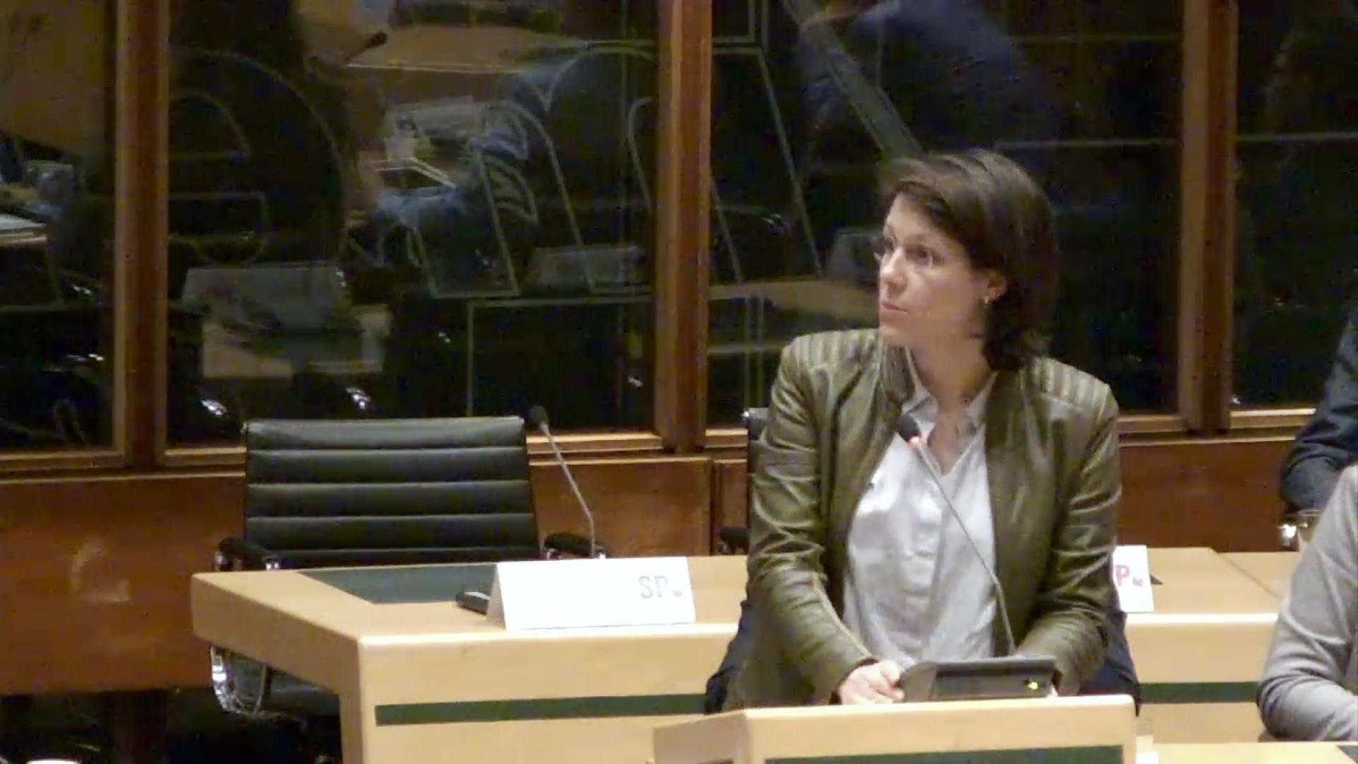 Astrid Janssen tijdens toelichting Backer.