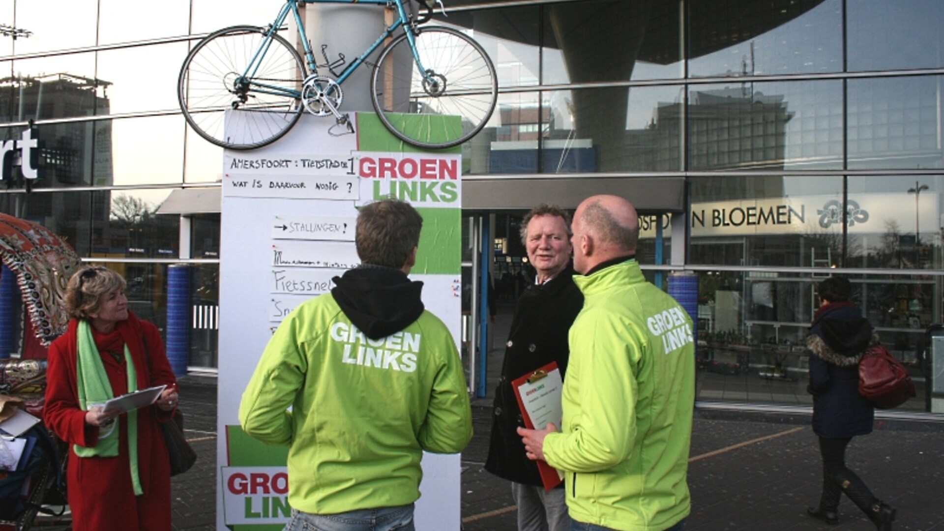 Bram van Ojik met lokale leden bij Station Amersfoort